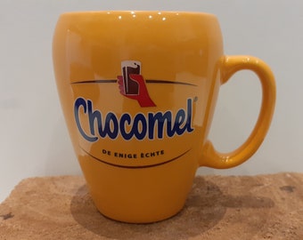 Chocomel, enkel mokje of set van twee gele mokjes, met een gouden randje rond het logo van het handje met de chocomel