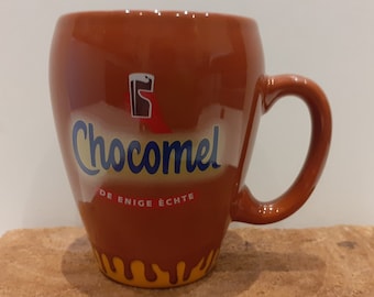 Chocomel, zeer zeldzame en bijna volledige 'chocolademelk bruine' mok van het Nederlandse chocolademelkmerk Chocomel, met het bekende logo