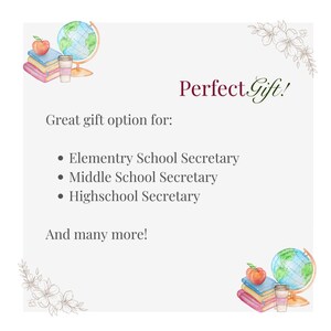 K&ouml;nnte beinhalten: Eine Grafik mit Aquarellillustrationen eines Globus, eines B&uuml;cherstapels, eines Apfels und eines Kaffeebechers. Der Text lautet: Perfect Gift! Great gift option for: Elementry School Secretary, Middle School Secretary, Highschool Secretary. And many more!