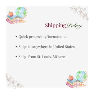K&ouml;nnte beinhalten: Eine digitale Grafik mit dem Text Shipping Policy und Aufz&auml;hlungspunkten zu Bearbeitung und Versandorten. Das Design enth&auml;lt Aquarellillustrationen eines roten Apfels, eines B&uuml;cherstapels, eines Globus und eines Kaffeebechers.