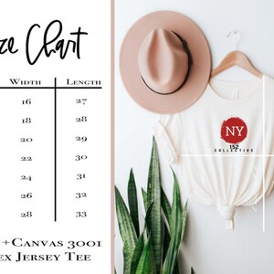 Puede incluir: Tabla de tallas para una camiseta de jersey unisex. La tabla muestra el ancho y la longitud en pulgadas para las tallas XS a 3XL. La imagen tambi&eacute;n muestra una camiseta blanca con un c&iacute;rculo rojo y las letras NY dentro del c&iacute;rculo. El texto debajo del c&iacute;rculo dice "152 Collective".