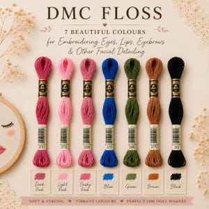 Puede incluir: Siete madejas de hilo de bordar DMC en rosa oscuro, rosa claro, rosa empolvado, azul, verde, marrón y negro. Cada madeja tiene una etiqueta de papel con el logotipo de DMC, el número 25 y los códigos de color 3731, 3733, 3326, 312, 3362, 3772 y 310.