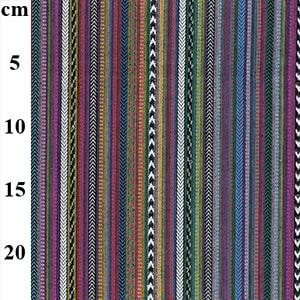 Pode incluir: Tecido listrado multicolorido com uma variedade de padrões, incluindo chevron, espinha de peixe e designs geométricos.