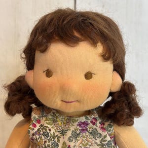 ハンドメイド　ブラウンヘアの女の子　ドール　お人形　ウォルドルフ人形風 Waldorf doll's wig - Etsy 日本