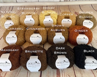 Könnte beinhalten: Eine Auswahl an Dolly Mo Mohair Mini Boucle Garnen in verschiedenen Farben, darunter Natural Blonde, Strawberry Blonde, Honey Blonde, Copper, Golden Blonde, Caramel, Cinnamon, Brown, Auburn, Ginger, Mahogany, Brunette, Dark Brown und Black.