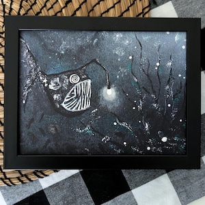 Print A5 "Anglerfisch" auf Leinenstruktur - Nightmare on Wednesday, Tim Burton Stil, Schwarz Weiß, Zeichnung, Booklover