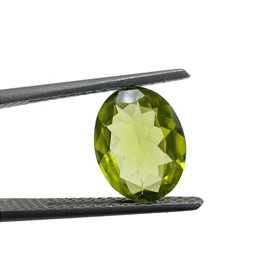 オーバルカットのグリーンペリドット宝石。 アップルグリーンペリドット宝石：2.35カラットオーバルカット
