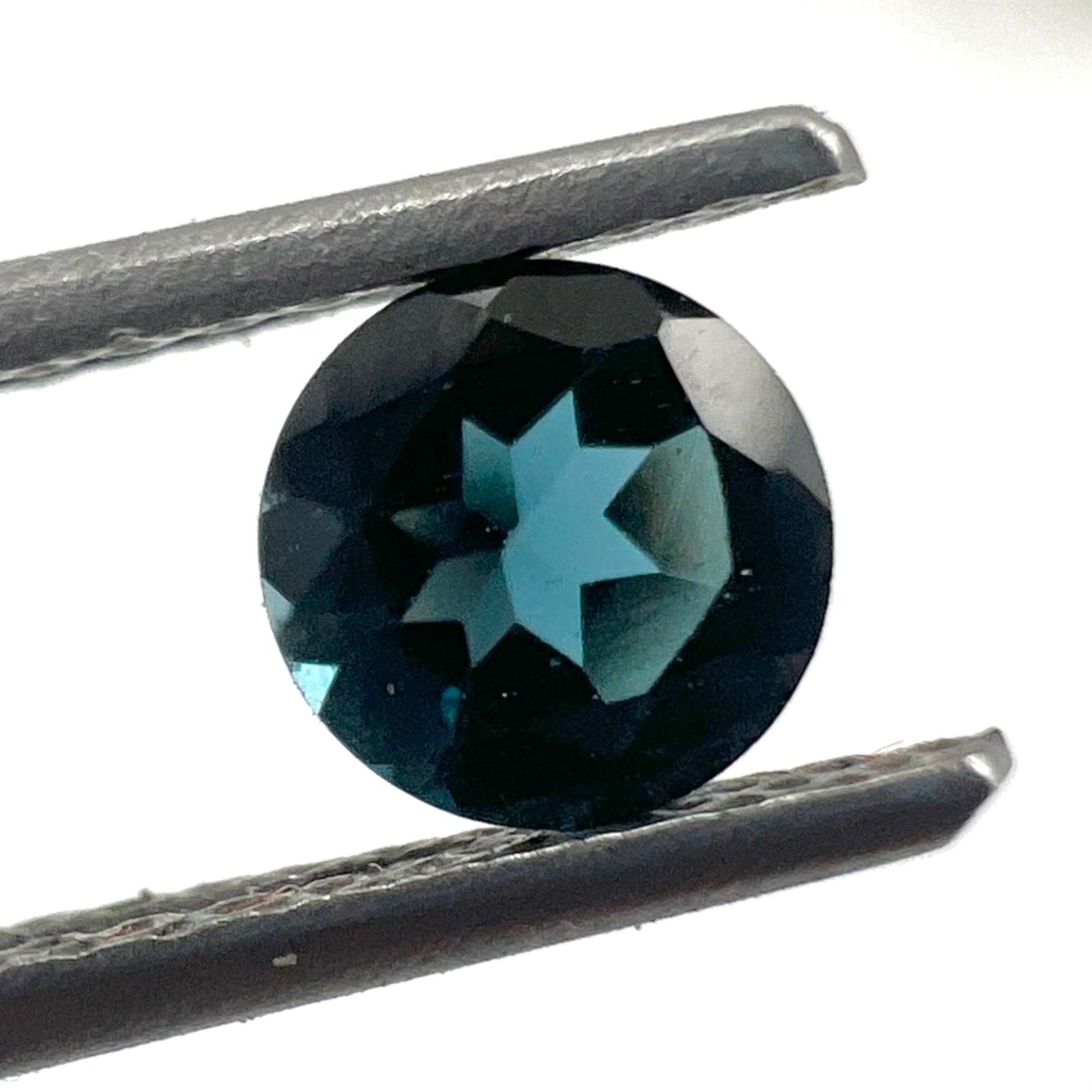 Pietra Preziosa Blu Rotonda Su Fondo Bianco. Benitoit. Zaffiro. Io Fotografia Stock - Immagine - Foto 6