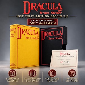 Puede incluir: Un libro de tapa dura amarillo titulado Dracula de Bram Stoker, facs&iacute;mil de la primera edici&oacute;n de 1897, con un estuche negro y un certificado numerado que muestra la copia 56 de 100. El set incluye una sobrecubierta reconstruida.