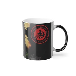 Mug magique aux couleurs changeantes Le Livre de Dracula : le comte Dracula et la chèvre noire maléfique