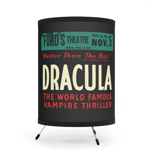 Lampada treppiede per carte da finestra vintage del teatro Ford Dracula del 1928, con paralume stampato ad alta risoluzione - Spina USA/CA