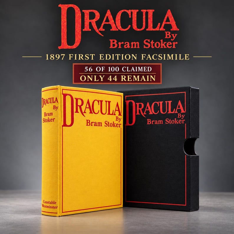 Puede incluir: Un libro de tapa dura amarillo titulado Dracula de Bram Stoker, facs&iacute;mil de la primera edici&oacute;n de 1897, junto a un estuche negro con el mismo t&iacute;tulo en letras rojas. El texto superior dice Dracula By Bram Stoker 1897 FIRST EDITION FACSIMILE 56 OF 100 CLAIMED ONLY 44 REMAIN.