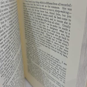 Puede incluir: Un libro abierto con p&aacute;ginas blancas y texto impreso en negro. La p&aacute;gina derecha es claramente visible, con el encabezado Dr. Seward's Diary. El texto trata sobre un vampiro, el sonambulismo y los muertos vivientes, con p&aacute;rrafos visibles.
