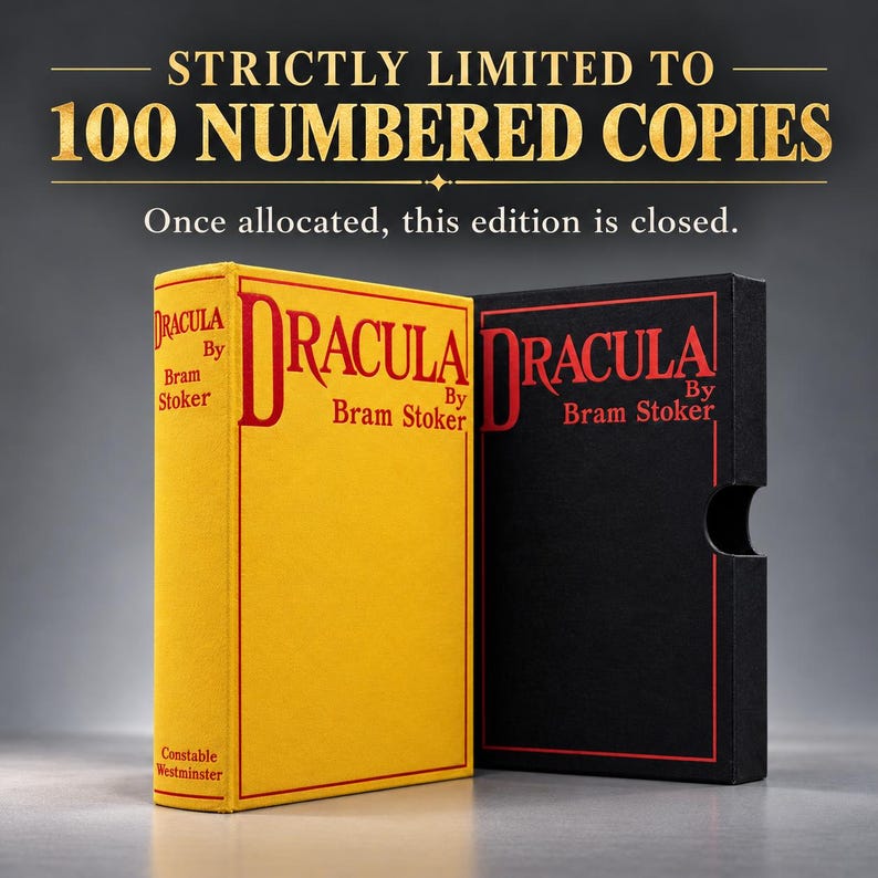 Puede incluir: Un libro amarillo titulado Dracula de Bram Stoker junto a un estuche negro con el mismo t&iacute;tulo en texto rojo. Sobre los libros, el texto dice: STRICTLY LIMITED TO 100 NUMBERED COPIES. Once allocated, this edition is closed.