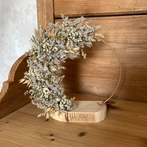 Personalisierter Trockenblumenkranz auf Metallring 20 cm mit Holzfuß in weiß und Beige Bild 6