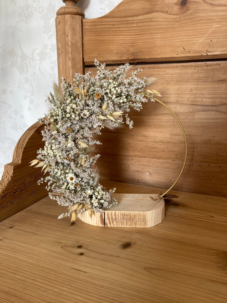 Personalisierter Trockenblumenkranz auf Metallring 20 cm mit Holzfuß in weiß und Beige Bild 6