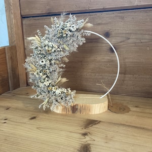 Personalisierter Trockenblumenkranz auf Metallring 20 cm mit Holzfuß in weiß und Beige Bild 8