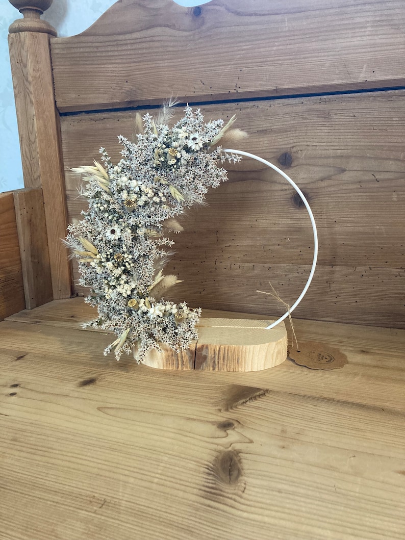 Personalisierter Trockenblumenkranz auf Metallring 20 cm mit Holzfuß in weiß und Beige Bild 8
