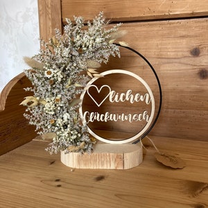 Personalisierter Trockenblumenkranz auf Metallring 20 cm mit Holzfuß in weiß und Beige Bild 4