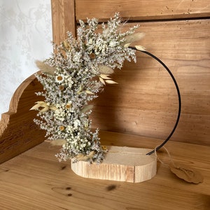 Personalisierter Trockenblumenkranz auf Metallring 20 cm mit Holzfuß in weiß und Beige Bild 7