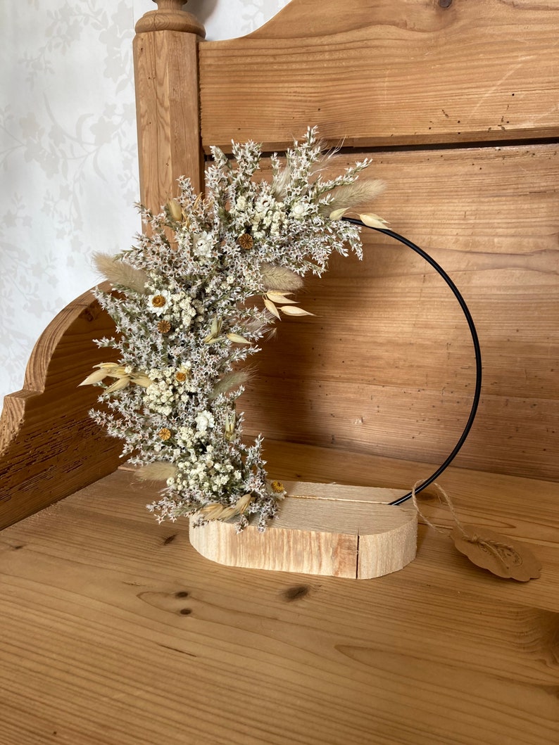 Personalisierter Trockenblumenkranz auf Metallring 20 cm mit Holzfuß in weiß und Beige Bild 7