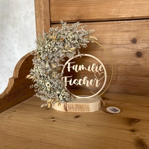 Personalisierter Trockenblumenkranz auf Metallring 20 cm mit Holzfuß in weiß und Beige Bild 5