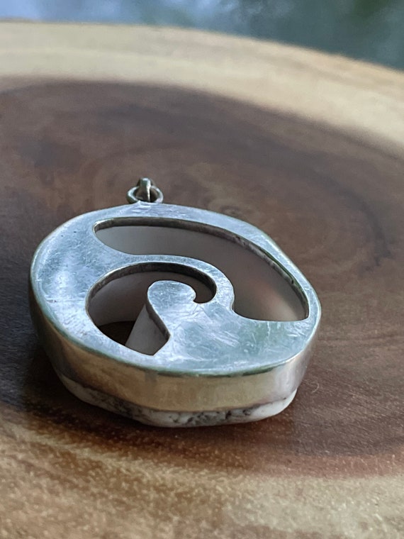 Vintage Sterling silver shell pendant - image 2