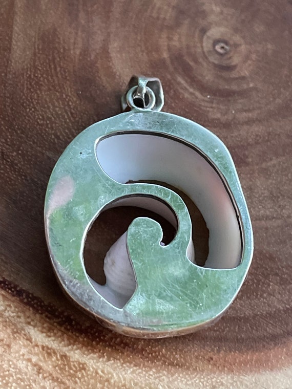 Vintage Sterling silver shell pendant - image 3