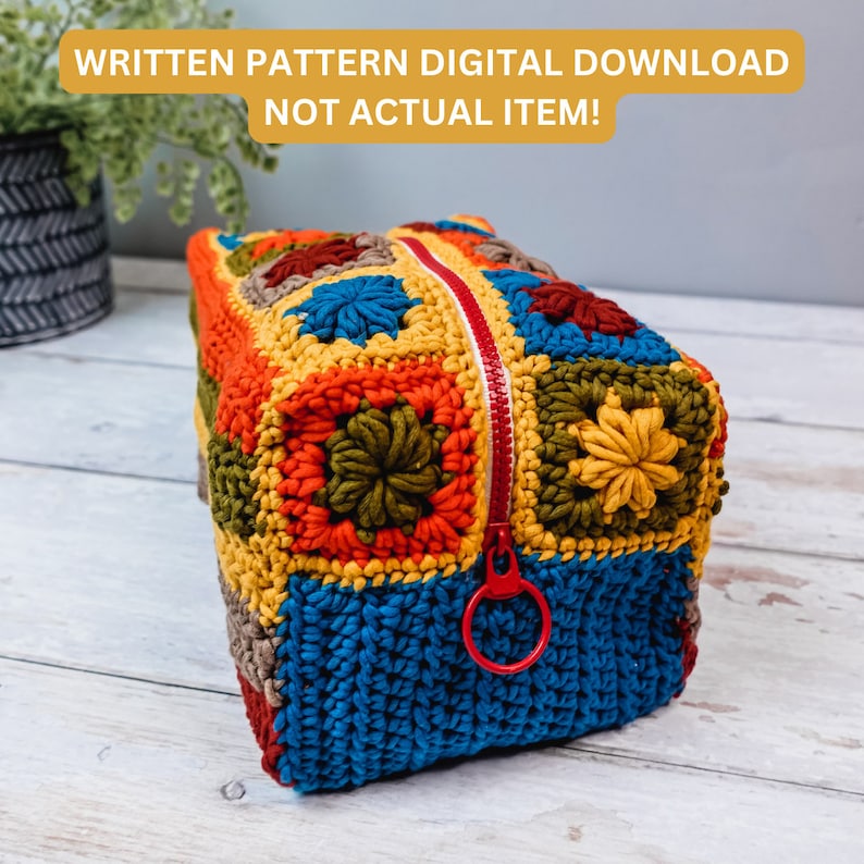 Puede incluir: Una bolsa de cremallera de ganchillo de colores con un tirador de cremallera rojo. La bolsa est&aacute; hecha con una variedad de colores, incluyendo rojo, naranja, amarillo, verde, azul y marr&oacute;n. La bolsa est&aacute; hecha con un patr&oacute;n de granny square. El texto "WRITTEN PATTERN DIGITAL DOWNLOAD NOT ACTUAL ITEM!" es visible en la imagen.