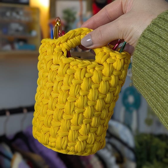 かぎ針編みバスケットのパターン | ハンドル付き調節可能なTシャツ