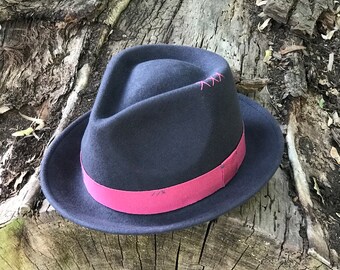 Handgefertigter Woll Fedora Hut mit gesticktem Detail