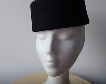 Minimalistischer schwarzer Pillbox Hut, Couture Handmade Design