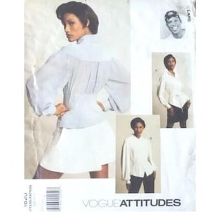 Könnte beinhalten: Ein Schnittmuster für eine weiße Bluse mit gerafftem Rücken und langen Ärmeln. Das Schnittmuster ist von Vogue Attitudes und enthält Anweisungen für die Größen 6-14.