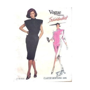 Może przedstawiać: Czarna sukienka z wysokim dekoltem i strukturalnymi ramionami jest modelowana obok wykroju krawieckiego Vogue Patterns Individualist. Wzór zawiera różowo-białą ilustrację podobnego projektu sukienki. Wzór jest autorstwa Claude Montana.
