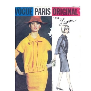 Könnte beinhalten: Vintage Vogue Paris Original Schnittmuster Nummer 1359 von Lanvin. Das Muster zeigt zwei Illustrationen von Frauen in Kleidern. Eine Frau trägt ein gelbes Kleid mit Schleife und die andere ein graues Kleid mit Jacke.