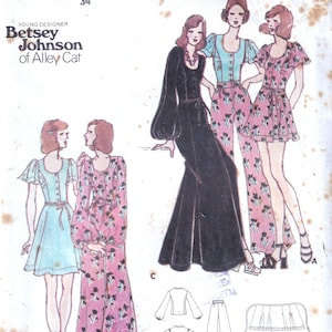 Könnte beinhalten: Ein Butterick 6979 Schnittmusterumschlag mit Entwürfen von Betsey Johnson of Alley Cat. Die Illustration zeigt verschiedene Kleidungsstile, darunter ein schwarzes Kleid mit langen Ärmeln, ein hellblaues Oberteil mit Hose sowie ein rosa Blumenkleid und einen Rock.