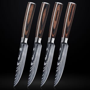 Pu&ograve; includere: Set di quattro coltelli per bistecca con manici in legno e lama in acciaio damascato. Le lame hanno un motivo ondulato e i manici sono in legno marrone scuro.