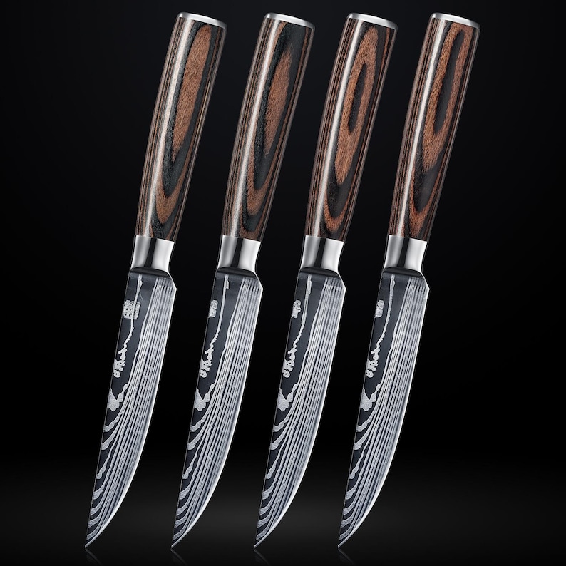 Pu&ograve; includere: Set di quattro coltelli per bistecca con manici in legno e lama in acciaio damascato. Le lame hanno un motivo ondulato e i manici sono in legno marrone scuro.
