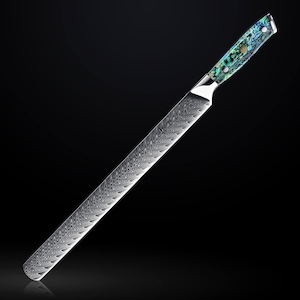 Puede incluir: Un cuchillo de pan largo de acero inoxidable con una hoja estampada y un mango con incrustaciones de concha de abulón iridiscente. El cuchillo está inclinado sobre un fondo negro, mostrando su filo y su mango decorativo.
