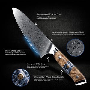 Puede incluir: Un cuchillo de chef japon&eacute;s con n&uacute;cleo de acero VG-10 y hoja de acero Damasco en polvo. El cuchillo presenta un filo afilado y un mango &uacute;nico de resina de madera de ra&iacute;z. La hoja est&aacute; hecha de acero Damasco en polvo de 110 capas.