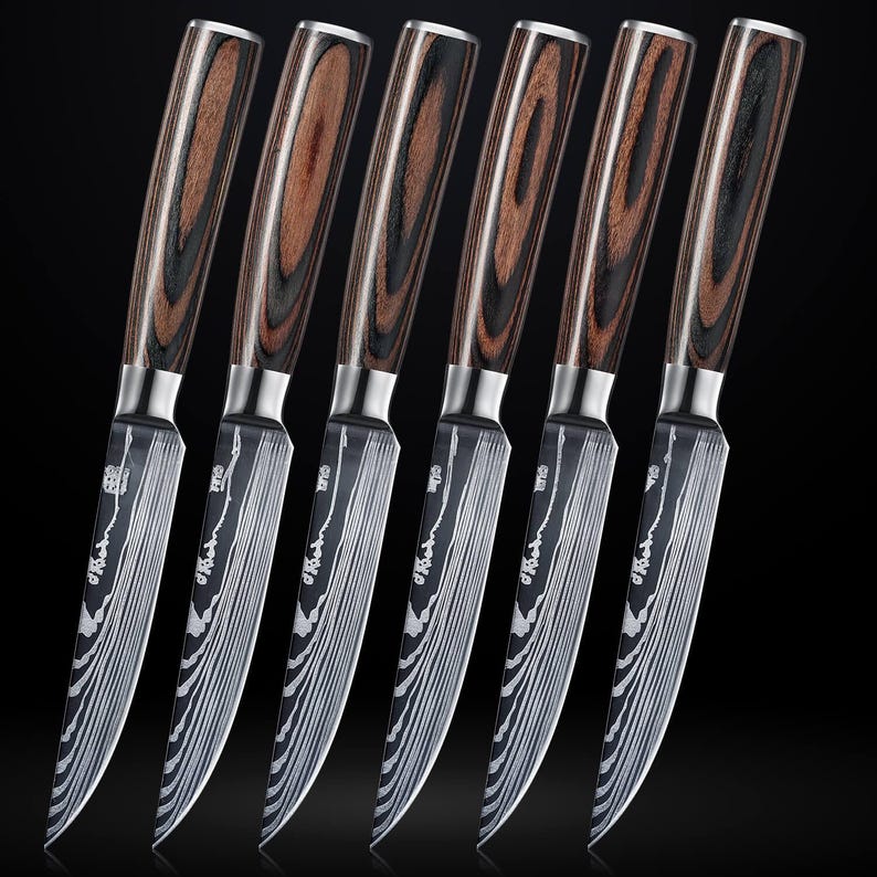 Pu&ograve; includere: Set di sei coltelli da bistecca in acciaio inossidabile con manici in legno marrone e nero. Le lame hanno un motivo ondulato e testurizzato.