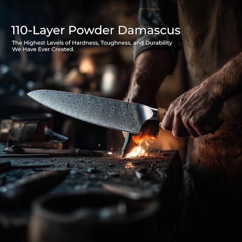 Puede incluir: Un cuchillo de chef de acero de Damasco con una hoja estampada se est&aacute; afilando. El cuchillo tiene un mango de madera. El texto de la imagen dice: "110-Layer Powder Damascus. The Highest Levels of Hardness, Toughness, and Durability We Have Ever Created."