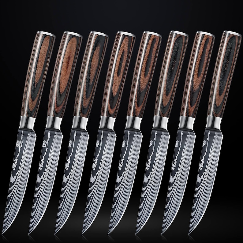 Pu&ograve; includere: Set di otto coltelli per bistecca in acciaio inossidabile con manici in legno. I coltelli hanno una lama ondulata in stile Damasco e un manico in legno nero e marrone.