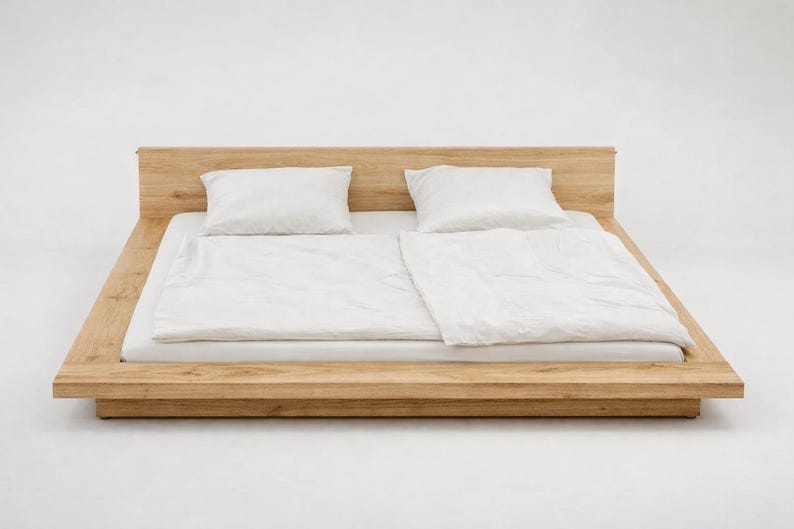 Puede incluir: Una moderna cama con plataforma de madera clara. La cama tiene un dise&ntilde;o de perfil bajo con cabecero y marco rectangular. Est&aacute; cubierta con ropa de cama blanca, que incluye una s&aacute;bana bajera, edred&oacute;n y dos almohadas. Medidas en cent&iacute;metros.