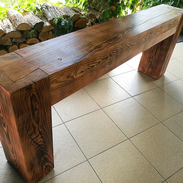 Table console faite de vieilles poutres en bois massif assemblées en queue d'aronde. Style rustique. Ferme grange moderne. Fait à la main.