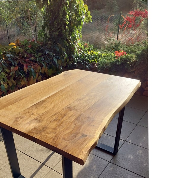 Eettafel gemaakt van massief eikenhout. Tafel voor thuis en appartement. Stalen poten. Boerderij tafel. Eiken tafelblad 6-8 zitplaatsen.Live Egde.