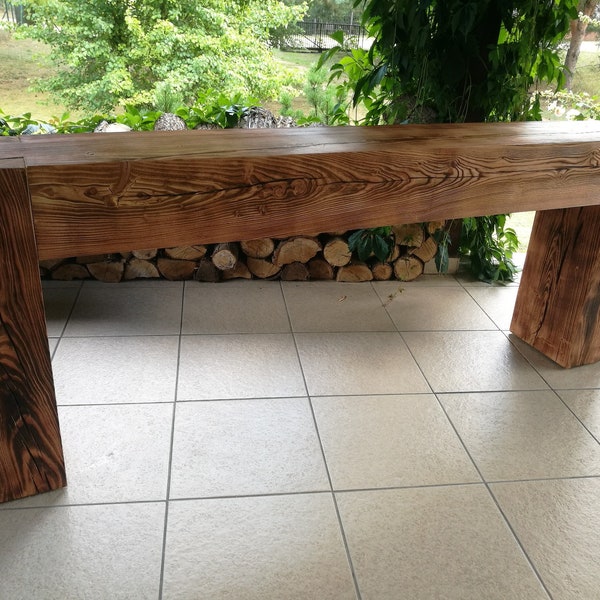 Table console faite de vieilles poutres en bois massif assemblées en queue d'aronde. Style rustique. Ferme grange moderne. Fait à la main.