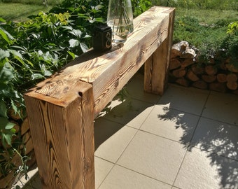 Table console faite de vieilles poutres en bois massif assemblées en queue d'aronde. Style rustique. Ferme grange moderne. Fait à la main.