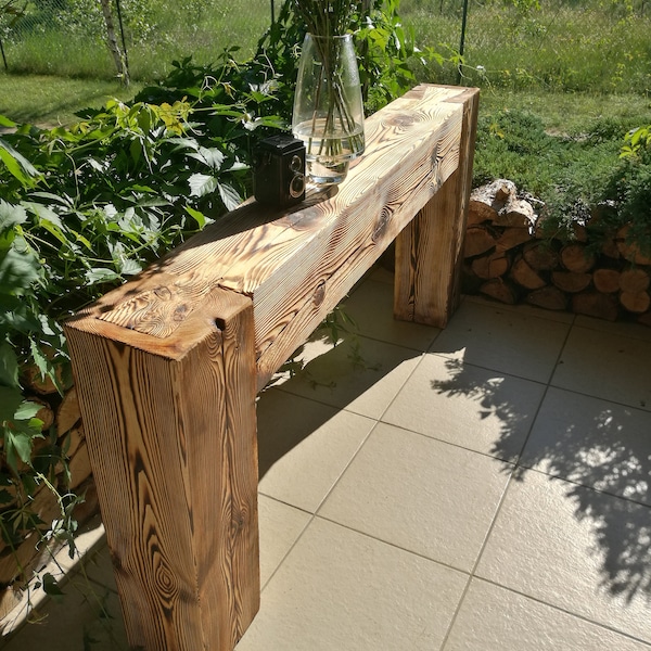 Table console faite de vieilles poutres en bois massif assemblées en queue d'aronde. Style rustique. Ferme grange moderne. Fait à la main.