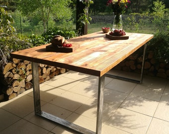 Esstisch aus Massivholz. Rustikaler Tisch für Haus und Wohnung. Beine aus Stahl. Bauernhoftisch. Holztischplatte für 6-8 Personen.